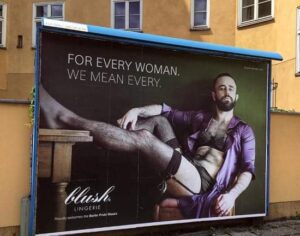 Pub sous-vêtements femmes avec mannequin homme poilu et barbu