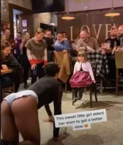 Danse suggestive en public d'un drag queen devant une petite fille