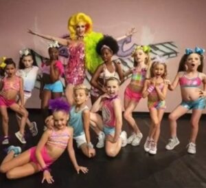 Drag queen et petites filles