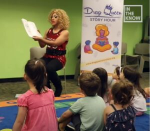 Drag queen story hour devant petits enfantsb