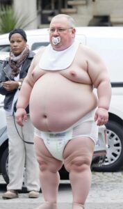 Gros bébé woke à tétine dans la rue