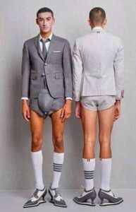 Hommes en short et costume