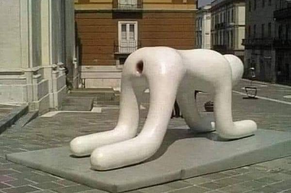 Statue érigée devant le ministère des finances de Belgique